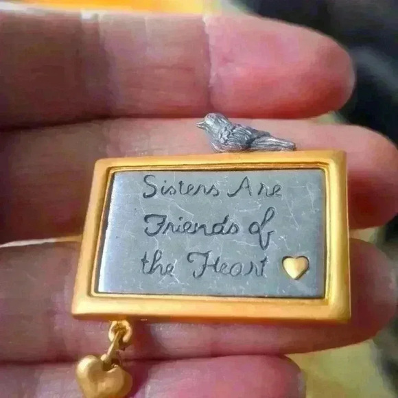 Brooche - Picture 1 of 4